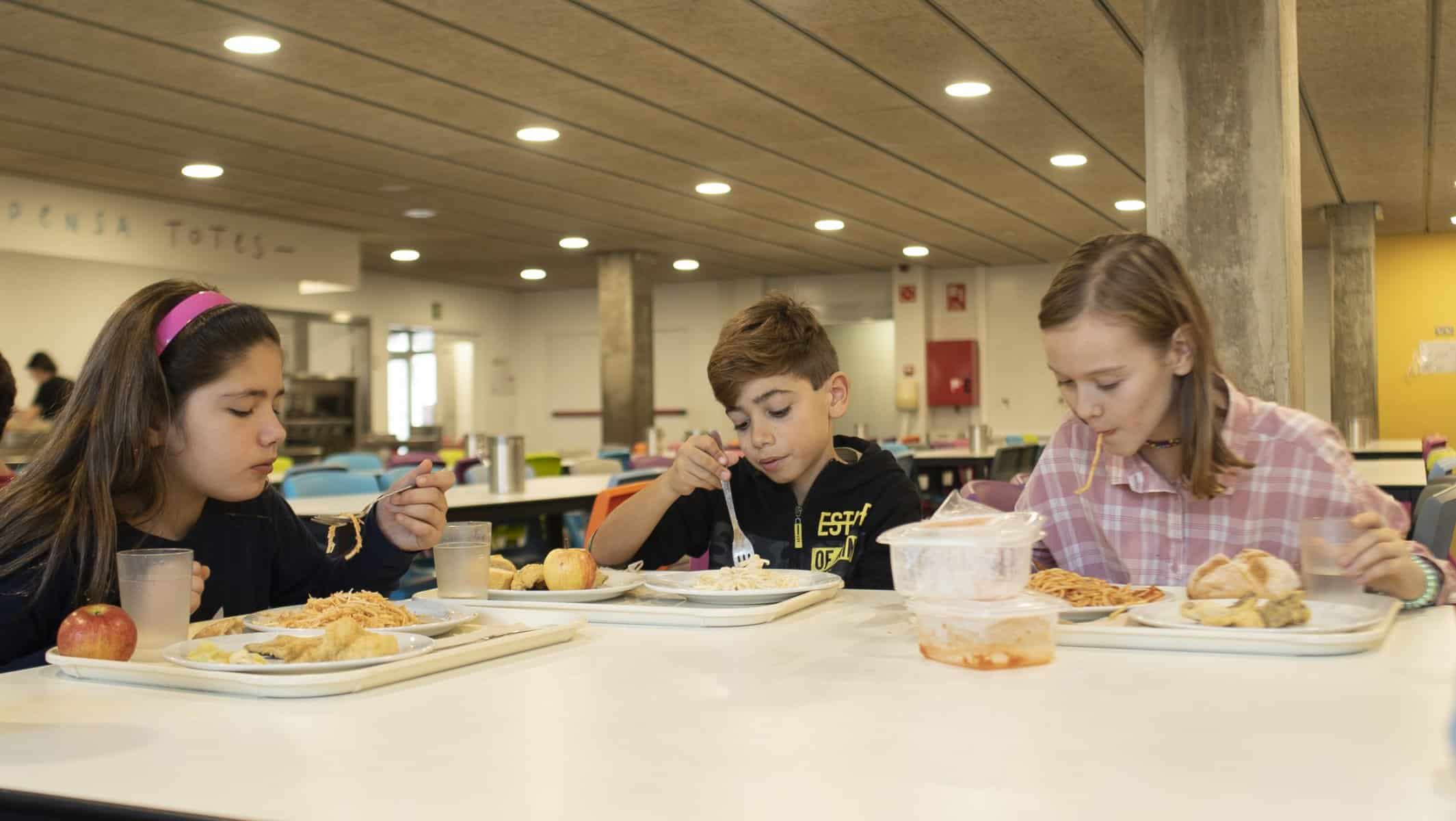 Niños comiendo