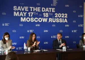 Maximilliano Mauvecin, Director General Glocal Forum y Tatiana Sharshavitskaya, Directora Adjunta de Moscow City Tourism Committee (en el centro) junto a la traductora y moderadora.