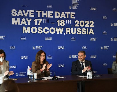 Maximilliano Mauvecin, Director General Glocal Forum y Tatiana Sharshavitskaya, Directora Adjunta de Moscow City Tourism Committee (en el centro) junto a la traductora y moderadora.