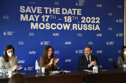Maximilliano Mauvecin, Director General Glocal Forum y Tatiana Sharshavitskaya, Directora Adjunta de Moscow City Tourism Committee (en el centro) junto a la traductora y moderadora.