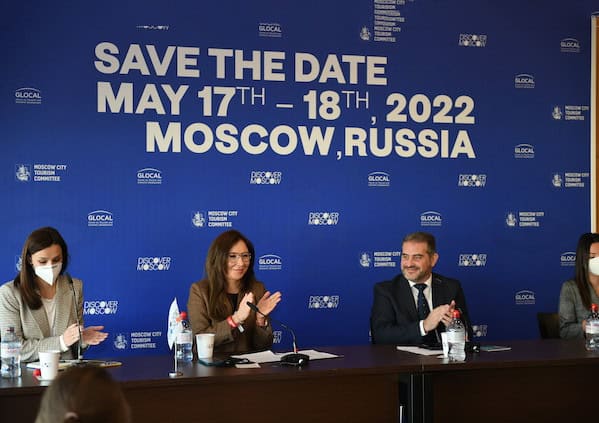 Maximilliano Mauvecin, Director General Glocal Forum y Tatiana Sharshavitskaya, Directora Adjunta de Moscow City Tourism Committee (en el centro) junto a la traductora y moderadora.