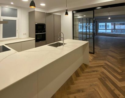 Tattoo Contract transforma una antigua vivienda en A Coruña en un piso luminoso