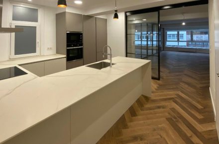Tattoo Contract transforma una antigua vivienda en A Coruña en un piso luminoso