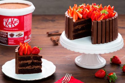 Tarta hecha con crema untable de KitKat