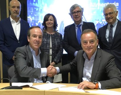 Mauricio García de Quevedo, director general de FIAB y J. Antonio Valls, director general de Alimentaria Exhibitions, en primer término; junto a Antoni LLorens, presidente de Alimentaria y los tres vicepresidentes: Anna Bosch, Juan M. Vieites y José María Bonmatí.