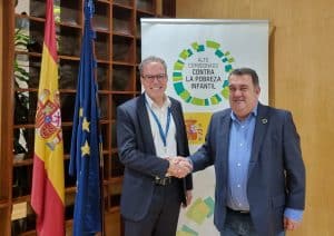 El director general de Nestlé España, Jordi Llach (izq) y el Alto Comisionado contra la Pobreza Infantil, Ernesto Gasco (dcha)
