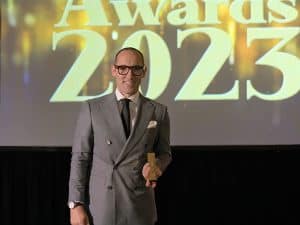 Matthias Bernard, Director General del Hotel Sofitel Barcelona Skipper con el galardon “Hotel of The Year