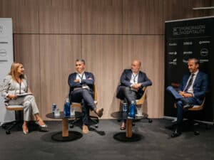 Inmaculada de Benito (CEOE), Javier Arús (AZORA) Víctor Martí (GMA-ATOM) y José Ángel Preciados (ILUNION Hoteles), Summit MONDRAGON Hospitality