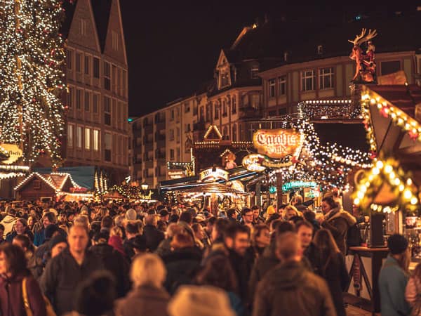 Gente paseando por mercados navideños