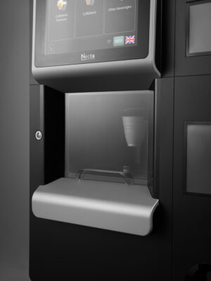 Escáner de bebidas en hostel con máquina automática para café y otras bebidas.