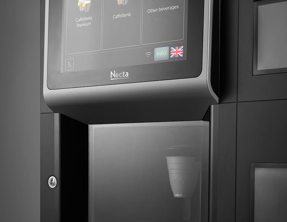 Escáner de bebidas en hostel con máquina automática para café y otras bebidas.