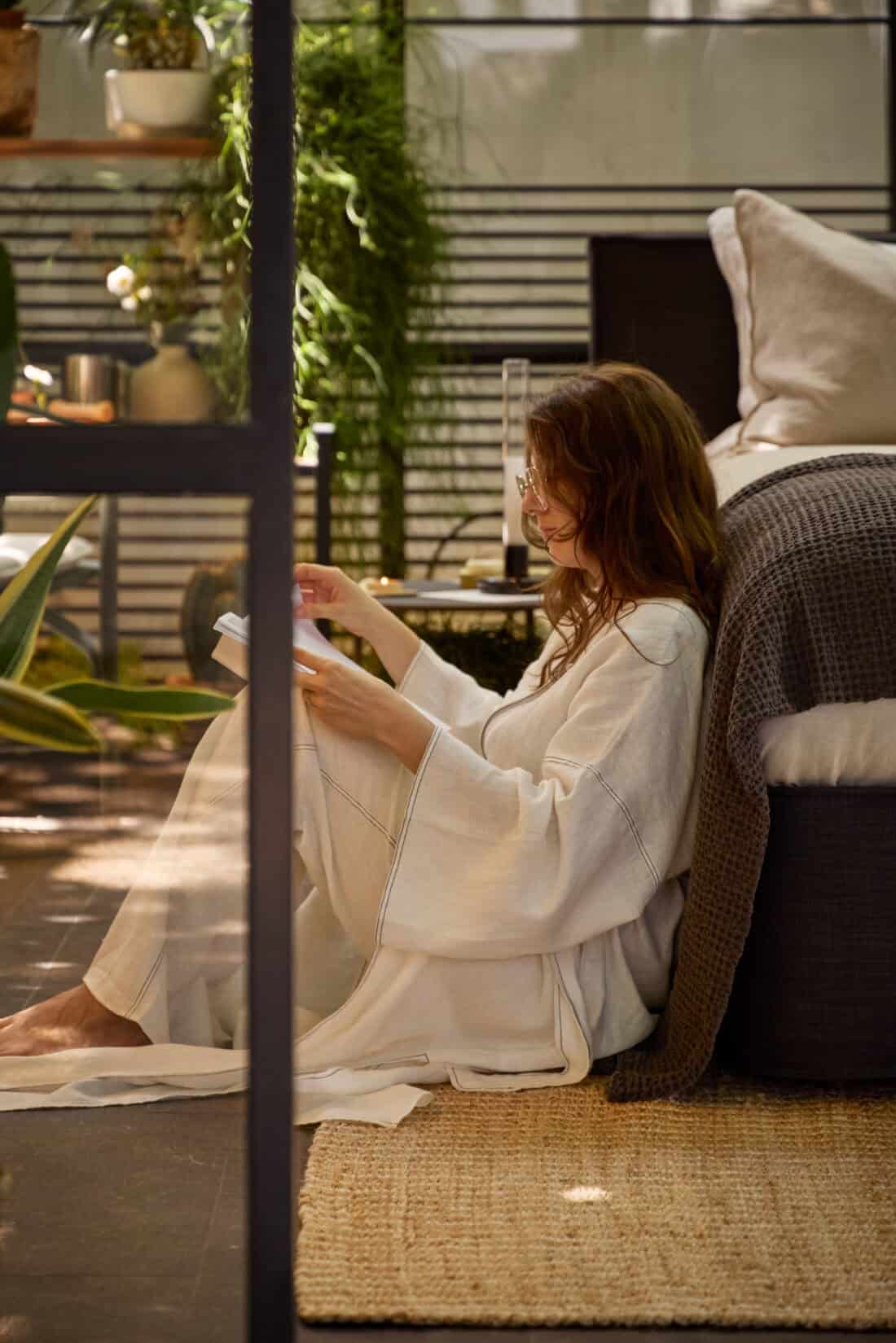 Sistema de descanso Pausa de Senttix. Inspirado en una idea de descanso sereno, fluido y reparador, Pausa transforma el dormitorio en un refugio de suavidad, equilibrio y confort, donde el cuerpo encuentra libertad de movimiento y la mente se abandona al sosiego. 