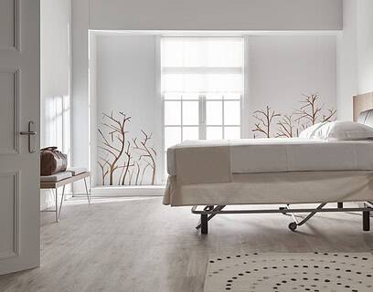 Cama elevable de KHAMA Hotel en habitación de hotel con sistema de elevación para facilitar el trabajo del personal de housekeeping