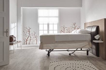 Cama elevable de KHAMA Hotel en habitación de hotel con sistema de elevación para facilitar el trabajo del personal de housekeeping