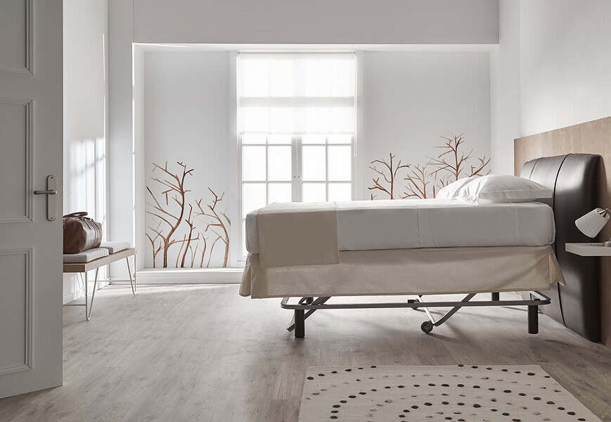 Cama elevable de KHAMA Hotel en habitación de hotel con sistema de elevación para facilitar el trabajo del personal de housekeeping