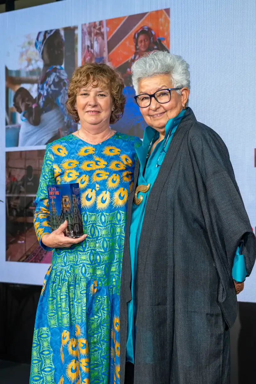 Kersti Urvois entrega el Reconocimiento Casa Decor Solidario 2026 a Leticia Valera de la ONGD Kassumay