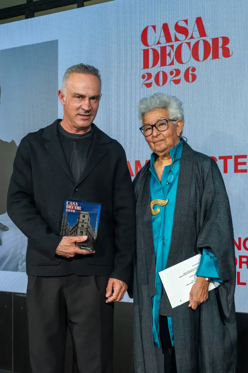 Kersti Urvois entrega el Premio de Honor a la Trayectoria Profesional a Ramón Esteve