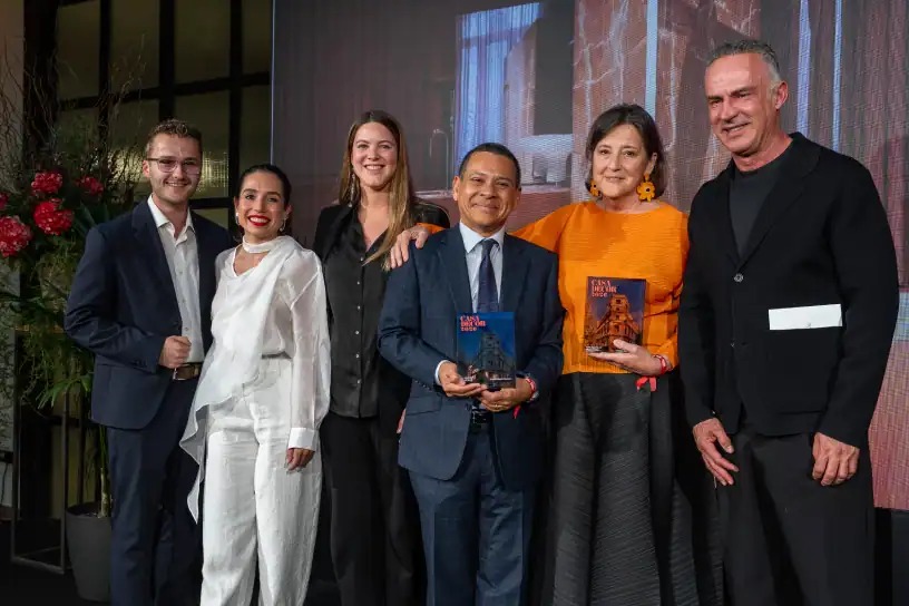 Ramón Esteve entregando el Premio al equipo de ILV* Isabel López Vilalta y Kaldewei