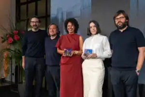 Zooco Studio entregando el Premio a Àngela Montagud de Clap Studio y Gema Bonilla de Homapal