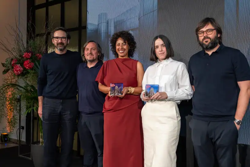 Zooco Studio entregando el Premio a Àngela Montagud de Clap Studio y Gema Bonilla de Homapal