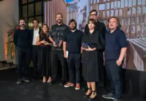 Imanol Calderón y Marta Alonso de Mayice y equipo de Nuet Ceramics con el Premio entregado por Zooco Studio