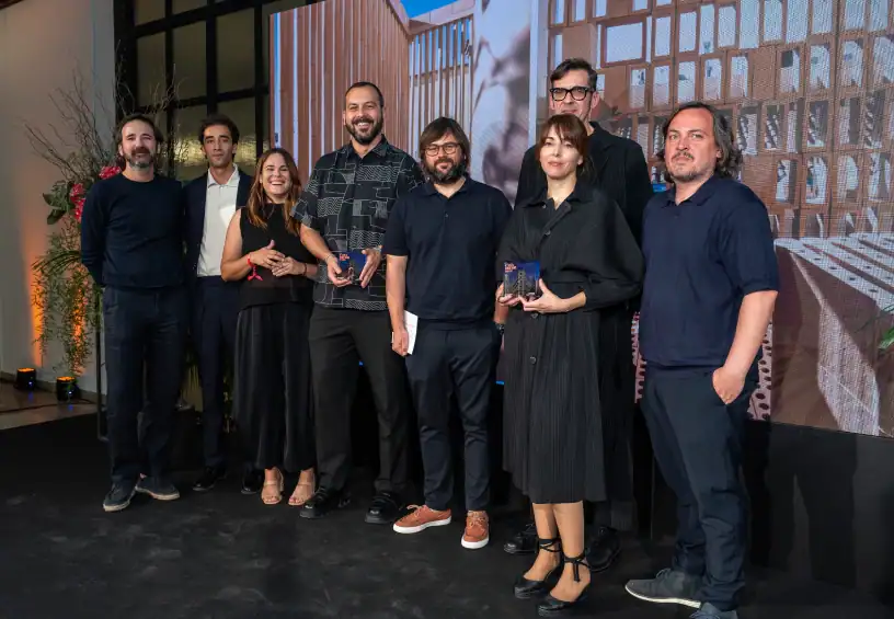 Imanol Calderón y Marta Alonso de Mayice y equipo de Nuet Ceramics con el Premio entregado por Zooco Studio