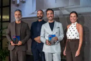 Lucía Rayón, Directora de Comunicación de Indosuez España, entregando el Premio a Javier Reyes de Cosentino y José María Gimeno y Andrés Navarro de Summunstudio