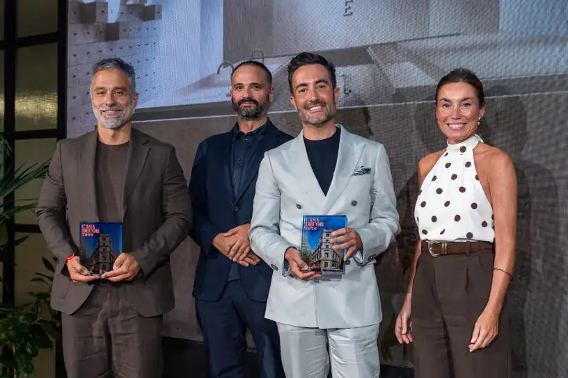 Lucía Rayón, Directora de Comunicación de Indosuez España, entregando el Premio a Javier Reyes de Cosentino y José María Gimeno y Andrés Navarro de Summunstudio
