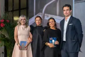 José María Rueda, Director de Operaciones de Take Point, entregando el Premio a Susana Almazán de Nais y María Querencia y Maribel López, de Estudio Querencia