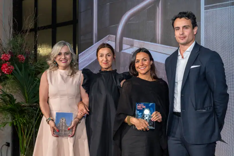 José María Rueda, Director de Operaciones de Take Point, entregando el Premio a Susana Almazán de Nais y María Querencia y Maribel López, de Estudio Querencia