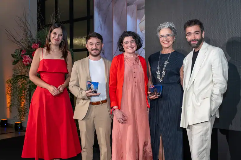 Laura García-Barrios y Pablo Erroz entregando el Premio a Andreas Manero de Neolith y Pilar Alberola y Lucía González-Orús, de Personal K