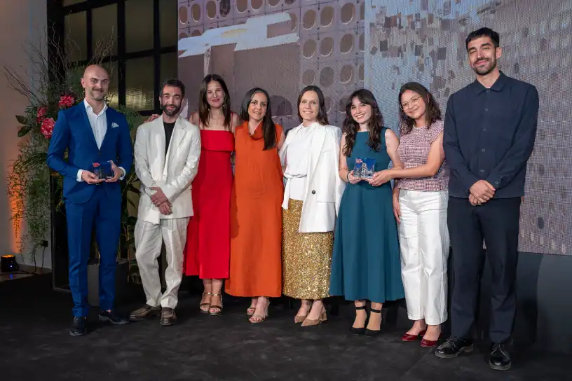 Laura García-Barrios y Pablo Erroz entregando el Premios al Equipo y alumnos de la Universidad UDIT y Francesco Marcelli, de Diasen