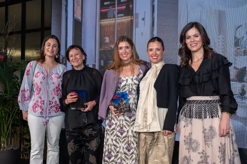 Alicia García Cabrera entregando el Premio a ITA- Italian Trade Agency y Almudena y Cristina Rebuelta, de Estudio Rebuelta Domecq
