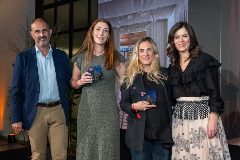 Marta Miñarro de Lemon Studio y Equipo de Schmidt con el Premio entregado por Alicia García Cabrera