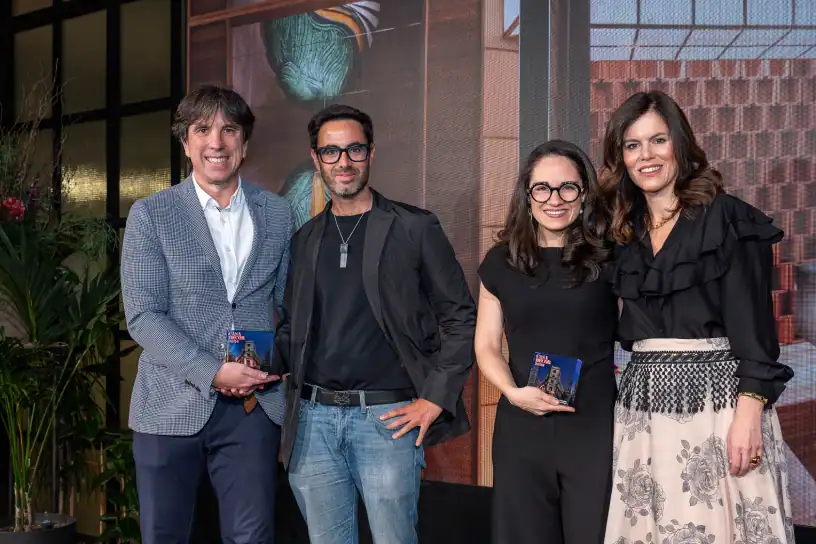 Alicia García Cabrera entregando el Premio a Mariana Paccieri y Equipo de AITEX