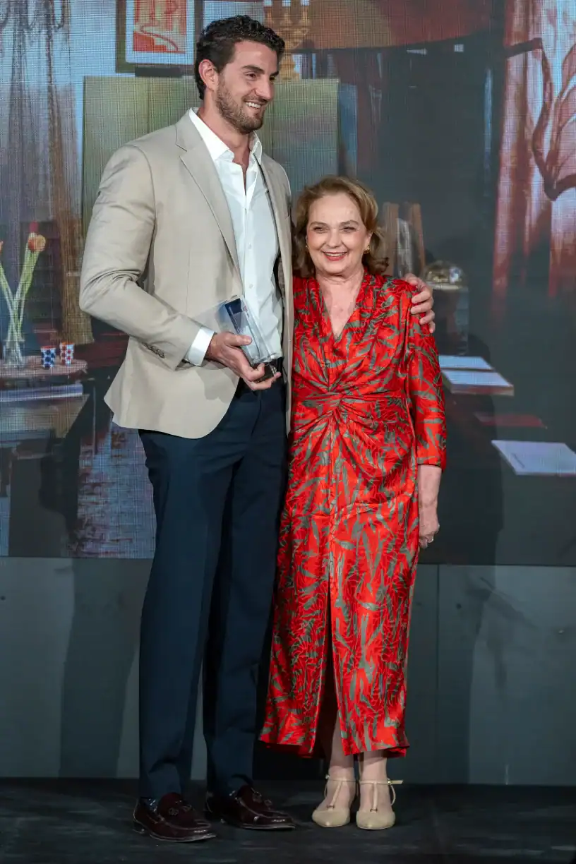 Eduardo Torrente, de Tarq Studio con Premio entregado por Beatriz Pérez de Armiñán