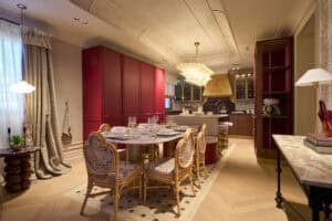 Espacio La Cuisine Bourgogne Dorée de Trae por Inmaculada Recio Studio en Casa Decor 2026 con electrodomésticos Küppersbusch integrados y mobiliario en rojo burdeos