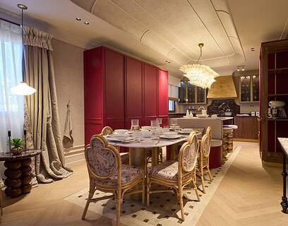 Espacio La Cuisine Bourgogne Dorée de Trae por Inmaculada Recio Studio en Casa Decor 2026 con electrodomésticos Küppersbusch integrados y mobiliario en rojo burdeos