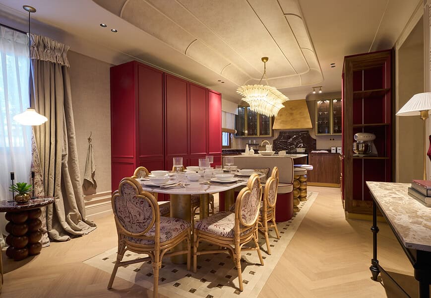 Espacio La Cuisine Bourgogne Dorée de Trae por Inmaculada Recio Studio en Casa Decor 2026 con electrodomésticos Küppersbusch integrados y mobiliario en rojo burdeos