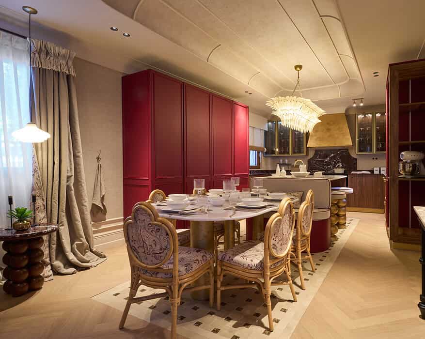 Espacio La Cuisine Bourgogne Dorée de Trae por Inmaculada Recio Studio en Casa Decor 2026 con electrodomésticos Küppersbusch integrados y mobiliario en rojo burdeos