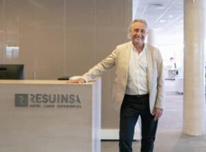 Félix Martí, director general de Resuinsa, en las oficinas de la compañía en su 50 aniversario