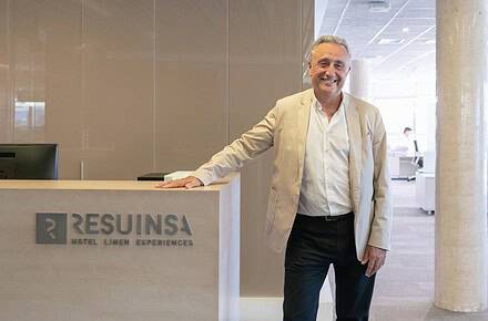 Félix Martí, director general de Resuinsa, en las oficinas de la compañía en su 50 aniversario