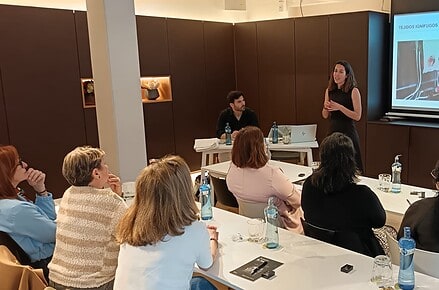 Gobernantas de hotel asistiendo a la jornada formativa de Resuinsa en el Hotel Ohla Eixample de Barcelona