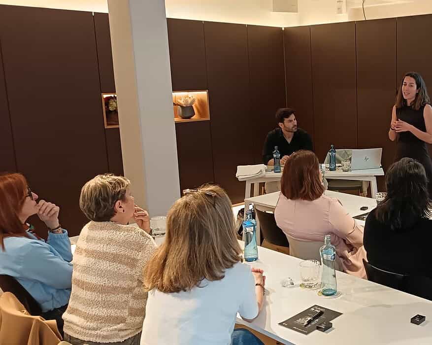 Gobernantas de hotel asistiendo a la jornada formativa de Resuinsa en el Hotel Ohla Eixample de Barcelona