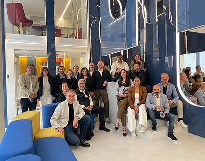 Grupo de arquitectos e interioristas internacionales reunidos en el showroom OFITRES de ALVIC en Madrid durante la Misión Inversa de Prescriptores de ICEX España 2026