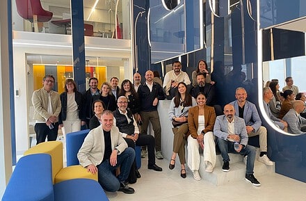 Grupo de arquitectos e interioristas internacionales reunidos en el showroom OFITRES de ALVIC en Madrid durante la Misión Inversa de Prescriptores de ICEX España 2026