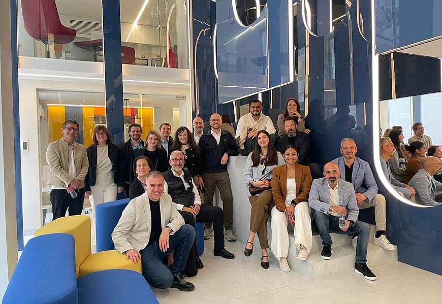 Grupo de arquitectos e interioristas internacionales reunidos en el showroom OFITRES de ALVIC en Madrid durante la Misión Inversa de Prescriptores de ICEX España 2026