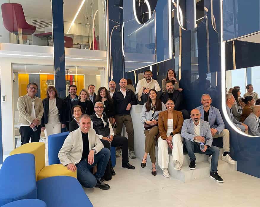Grupo de arquitectos e interioristas internacionales reunidos en el showroom OFITRES de ALVIC en Madrid durante la Misión Inversa de Prescriptores de ICEX España 2026
