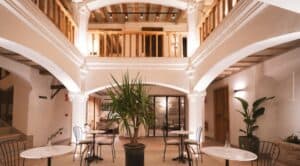 Patio interior con arcos y vigas de madera restauradas del Hotel Boutique Casona de los Rebolledo en Zújar Granada