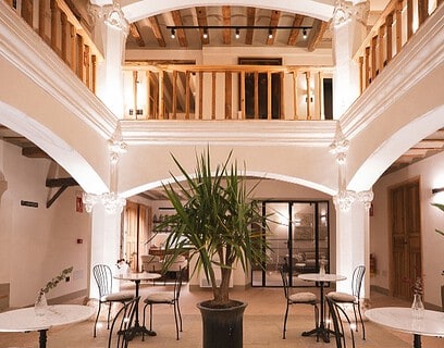 Patio interior con arcos y vigas de madera restauradas del Hotel Boutique Casona de los Rebolledo en Zújar Granada